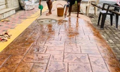 Pengerjaan stamp concrete pada permukaan lantai beton
