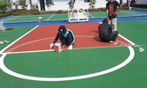 Pengerjaan Tennocote pada permukaan lapangan olahraga