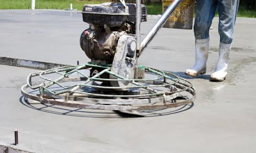 Pengerjaan finishing trowel dan floor hardener pada lantai beton